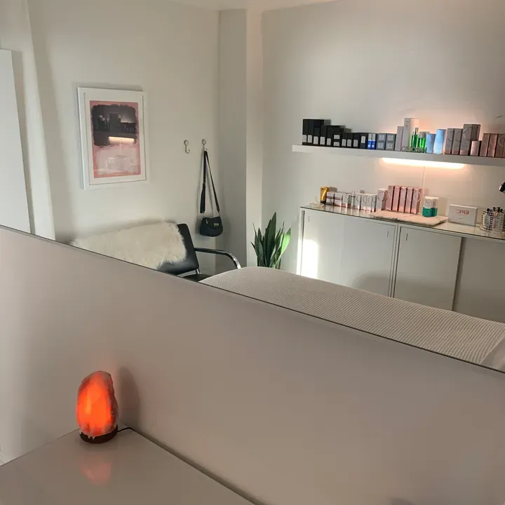 https://cdn.salonspotlight.com/photos/bfC2yGwayTlgI2bUeht2/97797f5c-98e0-444c-a8a4-6030b1c56043_720x720