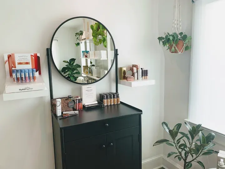 https://cdn.salonspotlight.com/photos/bfC2yGwayTlgI2bUeht2/c01d15ac-a95c-40f1-b1a9-0d6df19ccc87_720x720
