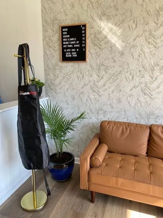 https://cdn.salonspotlight.com/photos/bgXGynbcIUzFcEcNtKeu/e810ac39-0fa0-4383-97d6-1ee943b1f52e_720x720