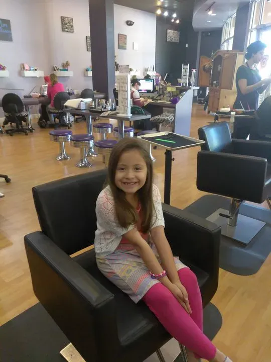 https://cdn.salonspotlight.com/photos/bi1wI0hKNtFu1FnmnVT1/9512f4a9-f69b-4a95-b544-a80e27a360f5_720x720