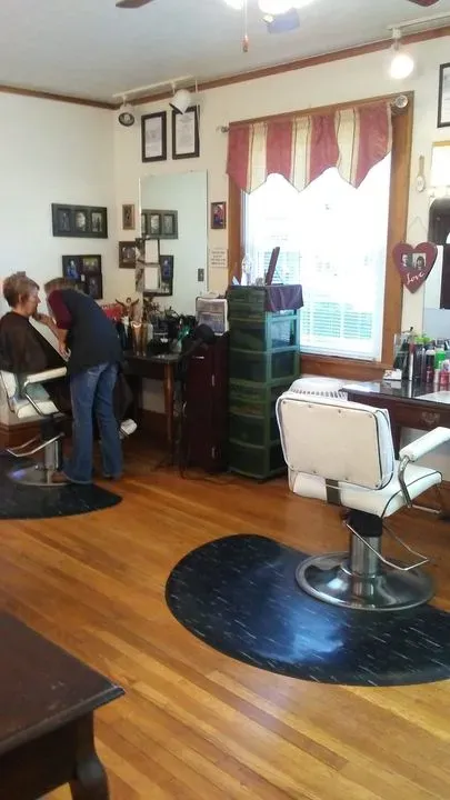 https://cdn.salonspotlight.com/photos/bjWNcgsWLZs1rtlATHvD/8c9f5f1e-f480-4cd4-aa43-8fa8870dd1e8_720x720