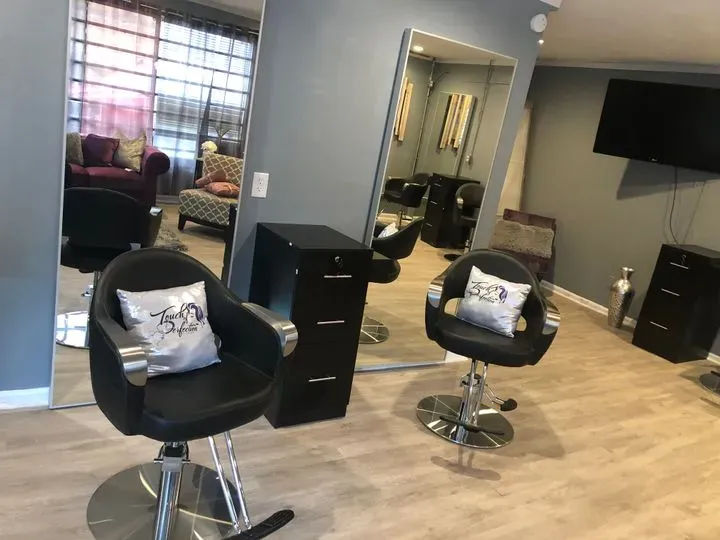 https://cdn.salonspotlight.com/photos/blpP2CAWwTj3DYMJeVXP/cd1705cc-efb7-421a-aeab-bfb2394ed43b_720x720