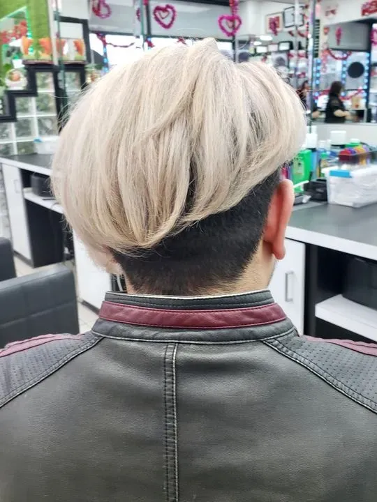 https://cdn.salonspotlight.com/photos/bm87witLMujQugi30hSC/c84b86c7-1b02-4632-beb9-6e7c9b1f40d0_720x720