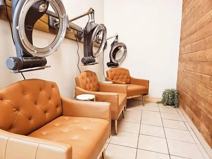 https://cdn.salonspotlight.com/photos/bmrWeyNKDElSwWAi6aTj/228bf03e-7e0e-48dc-bf98-38242c6f5b5e_720x720