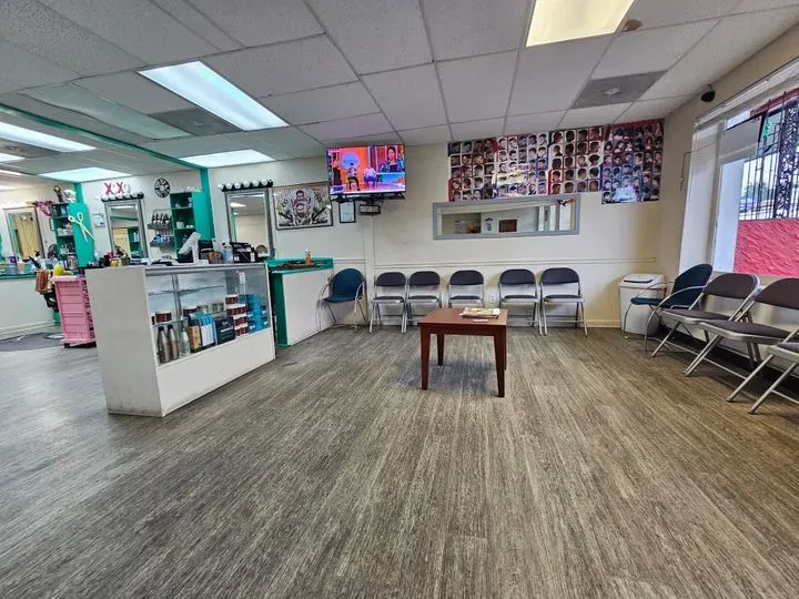 https://cdn.salonspotlight.com/photos/bqgIvZSy5Y9vIFsDWUgH/099123ed-b85f-4dc0-af26-21315fc483a4_720x720