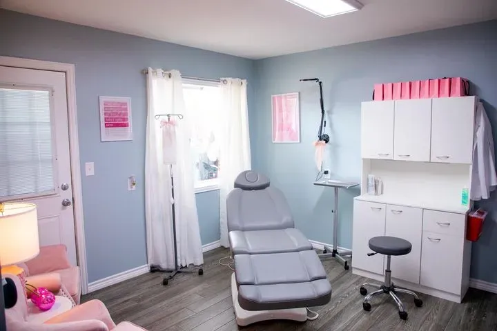 https://cdn.salonspotlight.com/photos/brZ2pWfaRHj4Wsl4qQmU/269bd7de-888b-4419-b66c-ae058301450a_720x720