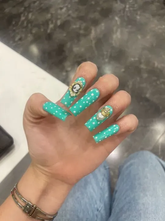 https://cdn.salonspotlight.com/photos/bsRAxsuTKU1WEzoJ2MWq/9507819d-eb02-4f0f-a8d7-d5fdca5a7322_720x720