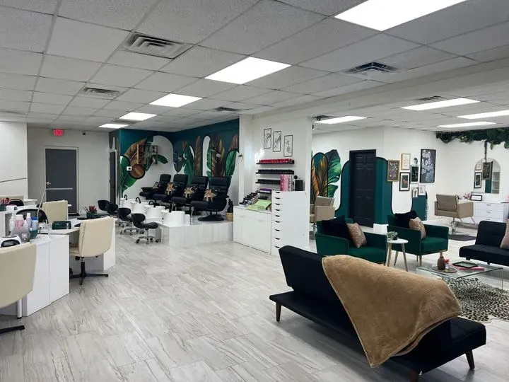 https://cdn.salonspotlight.com/photos/btk2CpNcZtFoVvgKIHVB/f6c9e11e-ce46-4346-aa27-d997e47f6440_720x720