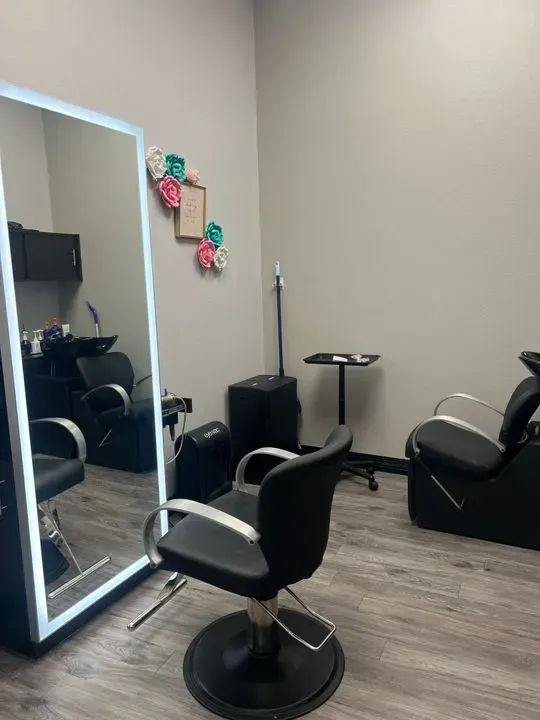 https://cdn.salonspotlight.com/photos/btyKdOG56BsGqZhopOGM/9e9408f6-dee8-448f-979b-f704b3ddbcf5_720x720