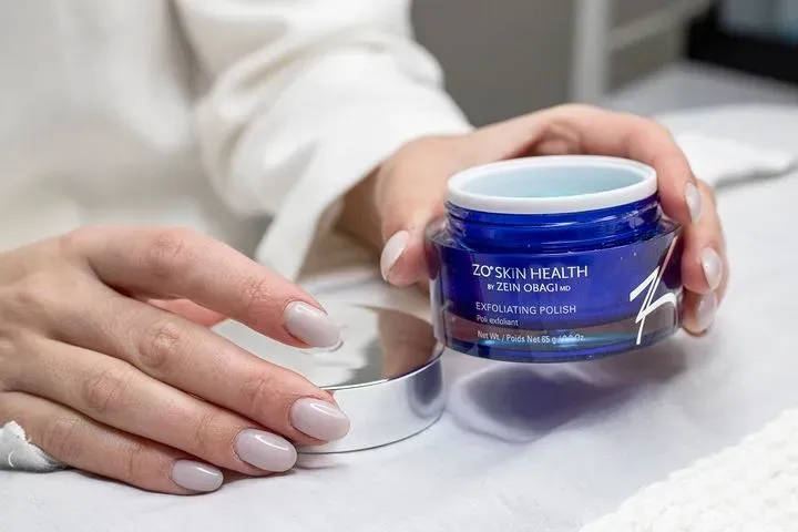 https://cdn.salonspotlight.com/photos/buuTFnzYQ3oDzTzWJHm3/987af2c8-d682-437b-b7d6-d862005511a3_720x720