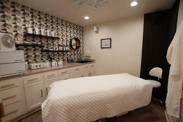 https://cdn.salonspotlight.com/photos/byXZrrwJUHYIqFdZfhav/bdc771e5-1eec-431c-9ee1-3975b257a570_720x720