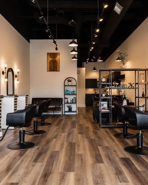 https://cdn.salonspotlight.com/photos/byzsHnXt58lKNTQCLjzp/6504283b-92a9-45c2-b484-fe2a2f69321f_720x720
