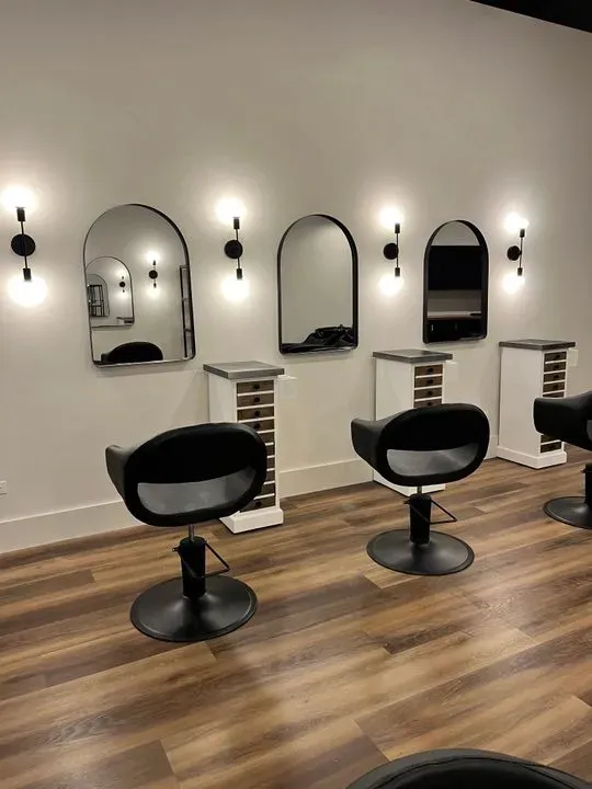 https://cdn.salonspotlight.com/photos/byzsHnXt58lKNTQCLjzp/7ecae38d-4780-498d-9d98-ae4f716a559f_720x720
