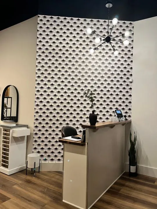 https://cdn.salonspotlight.com/photos/byzsHnXt58lKNTQCLjzp/c7ab6a58-4b79-4d86-ba0b-7cbe590e4d51_720x720