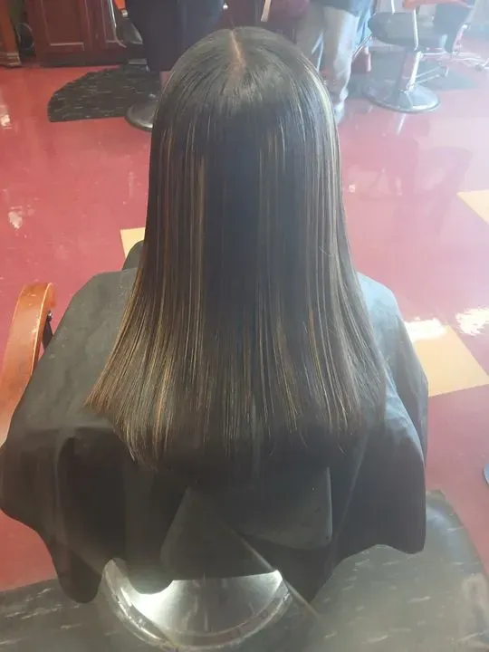 https://cdn.salonspotlight.com/photos/bzBl9tkwFcdsphDJO1ff/263f85dd-b2fe-498e-a295-e8ed1a6aa1cd_720x720