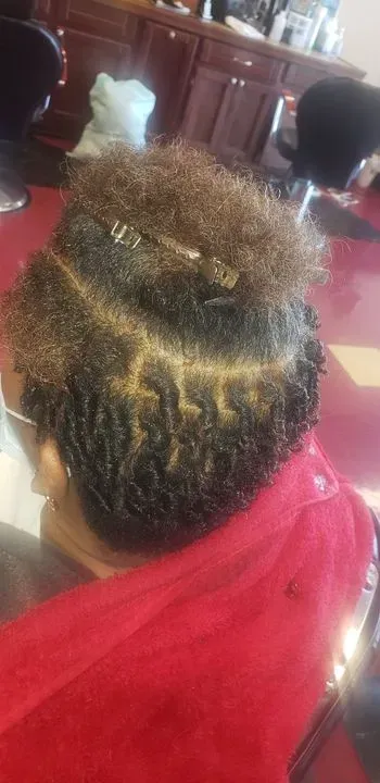 https://cdn.salonspotlight.com/photos/bzBl9tkwFcdsphDJO1ff/b68fbf3f-a782-4c8b-b771-966802e125f1_720x720