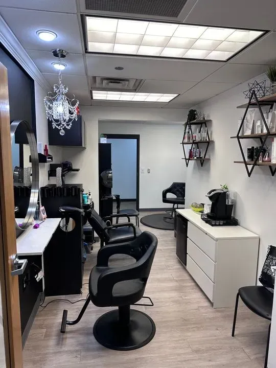 https://cdn.salonspotlight.com/photos/c1OcfcR2208BhhMCFf52/5ebd59e7-5736-4814-beb2-848025c480d4_720x720