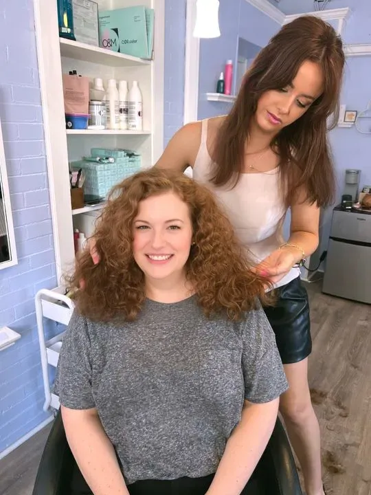 https://cdn.salonspotlight.com/photos/c1y3rjsKWRlGNoUsOXBi/38593ae2-a699-4698-a989-7b5ae394f0a7_720x720