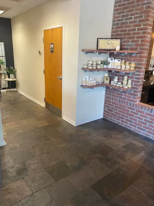 https://cdn.salonspotlight.com/photos/c24pXgTVoMbzZ28W7rbI/f22ffafb-a066-4d6d-bd39-94a506e93677_720x720