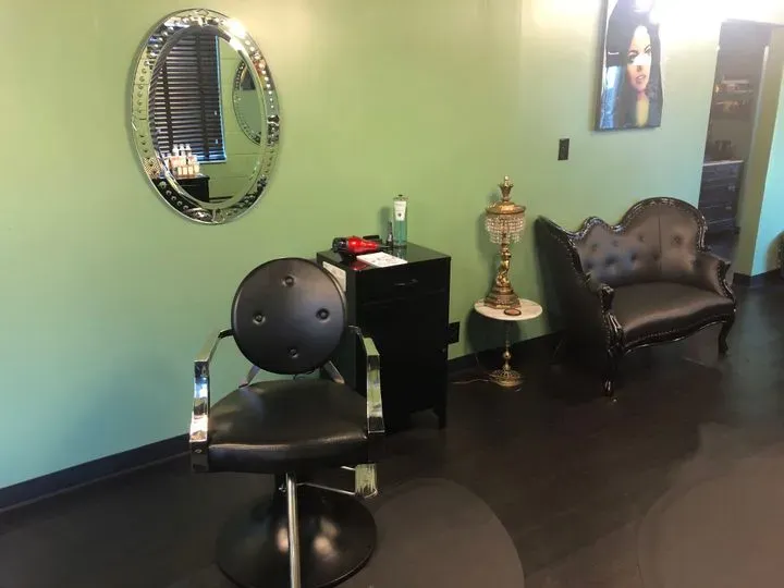 https://cdn.salonspotlight.com/photos/c8fAwheQlvpeDXx6QYm1/195eea48-7dda-4e74-92b2-0959a220db82_720x720