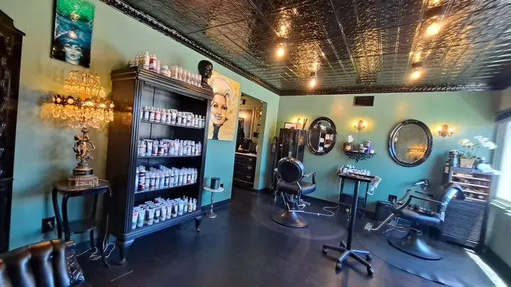 https://cdn.salonspotlight.com/photos/c8fAwheQlvpeDXx6QYm1/7f99260e-3910-46ea-97d6-92b43c64235d_720x720