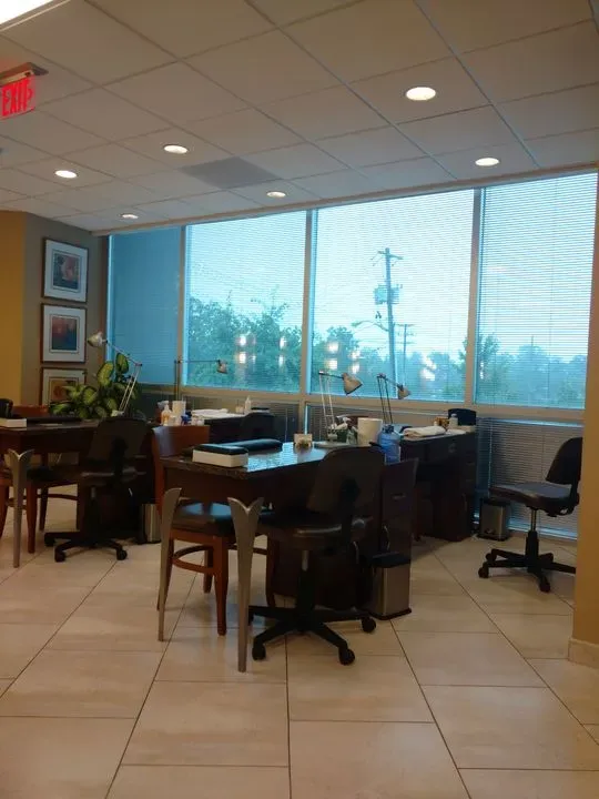 https://cdn.salonspotlight.com/photos/cA797wSFMTdCkUKGTgqX/e81174ee-a9eb-4e89-94a1-1851bde18060_720x720