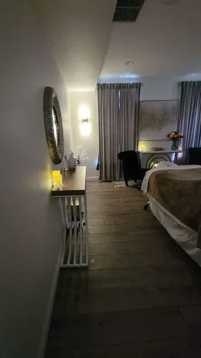 https://cdn.salonspotlight.com/photos/cChHWpjf18m4sRI3DYaU/ad7bc98f-2fa5-46cb-82a5-a3778d999264_720x720