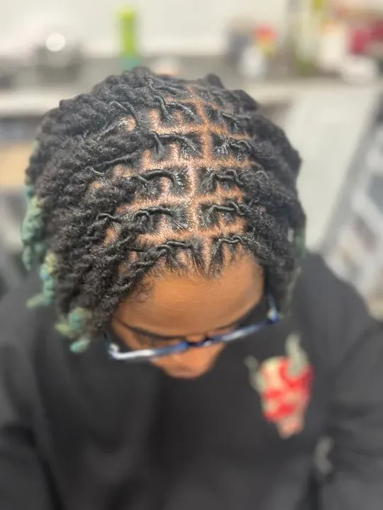 https://cdn.salonspotlight.com/photos/cDTd9jhaHZq32cbhCgXQ/ca08344a-6033-4885-81d9-b5ca84e809b1_720x720