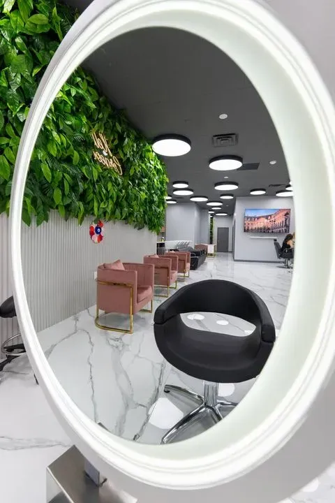 https://cdn.salonspotlight.com/photos/cKo2Pz07RbV7OJDZ7dZk/541d62f1-7fd6-4e7c-91fc-9b654da25575_720x720