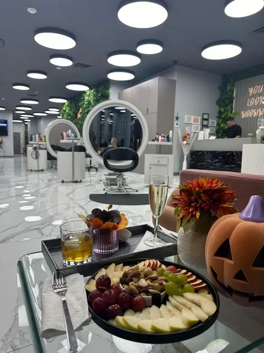 https://cdn.salonspotlight.com/photos/cKo2Pz07RbV7OJDZ7dZk/d67ee6b3-8e47-4e4a-9cc3-2d7355ae7494_720x720