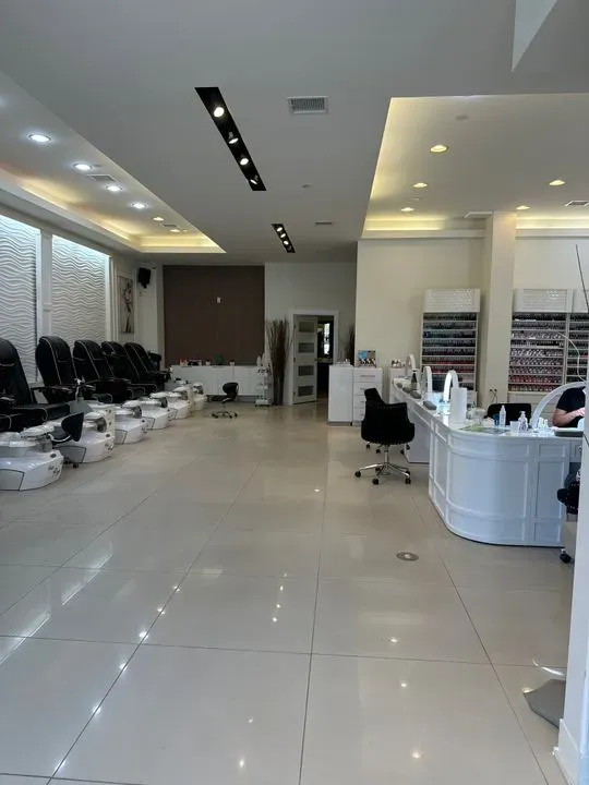https://cdn.salonspotlight.com/photos/cOkiIf13zrKZutMYaoS1/068f3761-1df4-41b9-81d1-c0e54a49a7b9_720x720