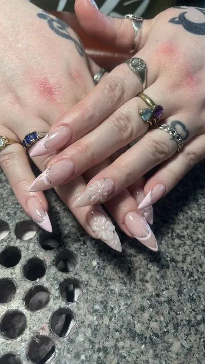 https://cdn.salonspotlight.com/photos/cRbdfN1ybJM0JT2Pyxg5/393cef06-5798-48b5-af47-3fb0ef71ea8f_720x720