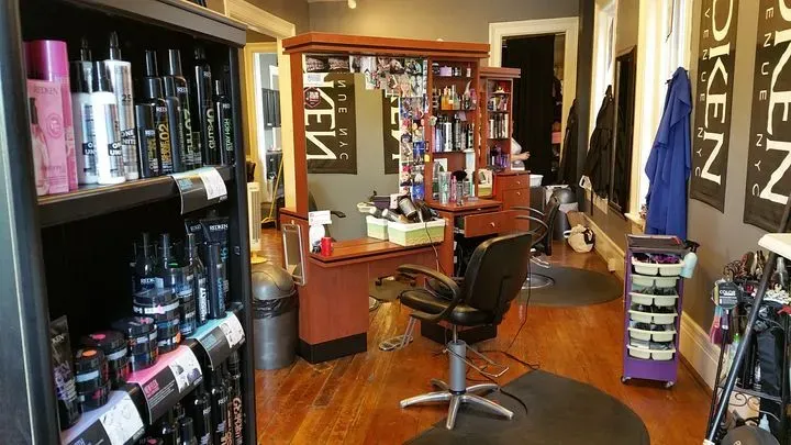 https://cdn.salonspotlight.com/photos/cRzr6m39izz7jnRdWb4G/21fb13d3-646d-47c4-9f20-3c2a0dd163df_720x720