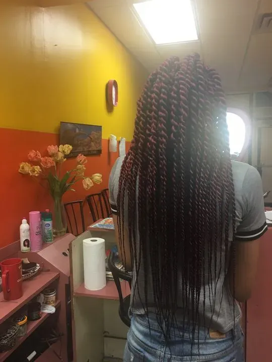 https://cdn.salonspotlight.com/photos/cUaOL2H6mD4FIOJtZTAn/1d388a0c-ec81-421f-9652-0957070d14c7_720x720