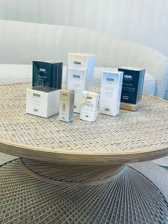 https://cdn.salonspotlight.com/photos/cYDgNHwav7sae6f5HGXa/dc7af041-627b-4025-b989-479479acb692_720x720