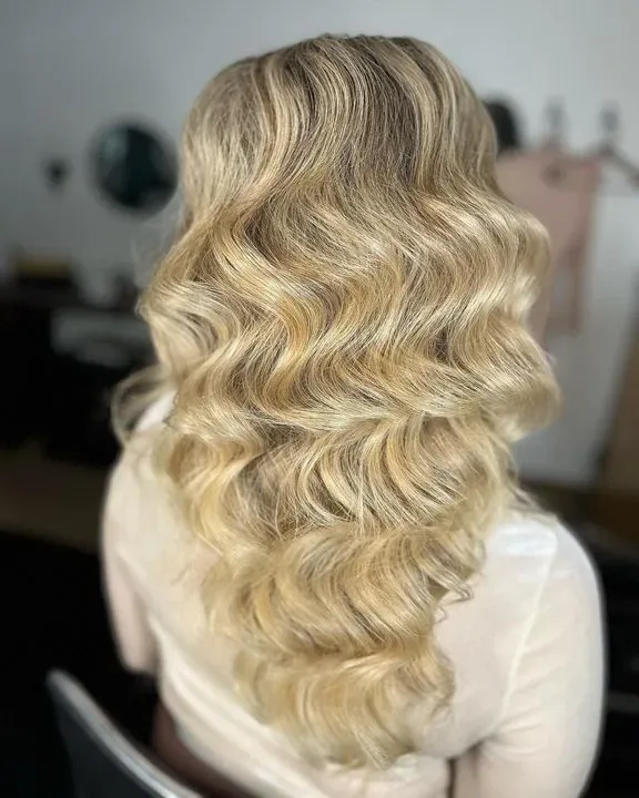 https://cdn.salonspotlight.com/photos/caJyUkTZ6pIeMmUOrIaP/f6ff69b0-60be-4eed-894b-1a1320a90001_720x720