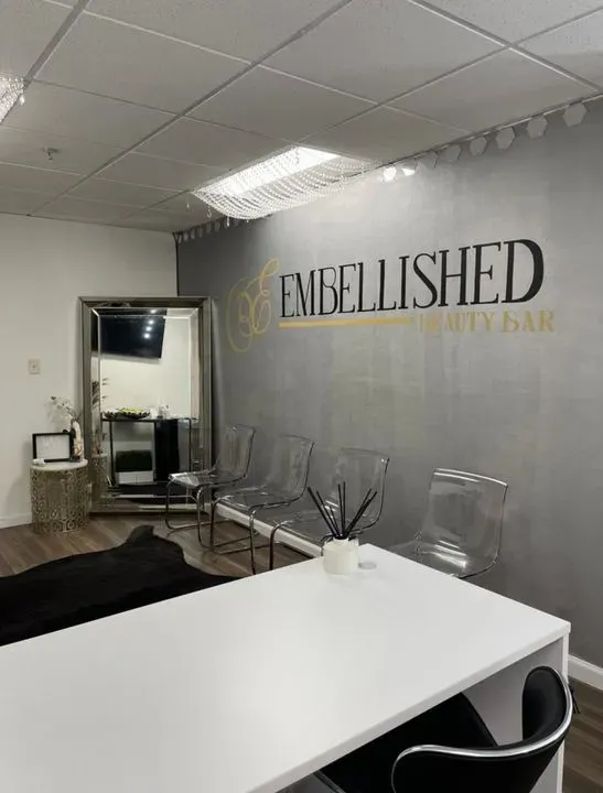 https://cdn.salonspotlight.com/photos/cbAyTZTzQJwyhW1pohHS/1dcb8680-7c5c-484f-94d9-54e440bbaed5_720x720