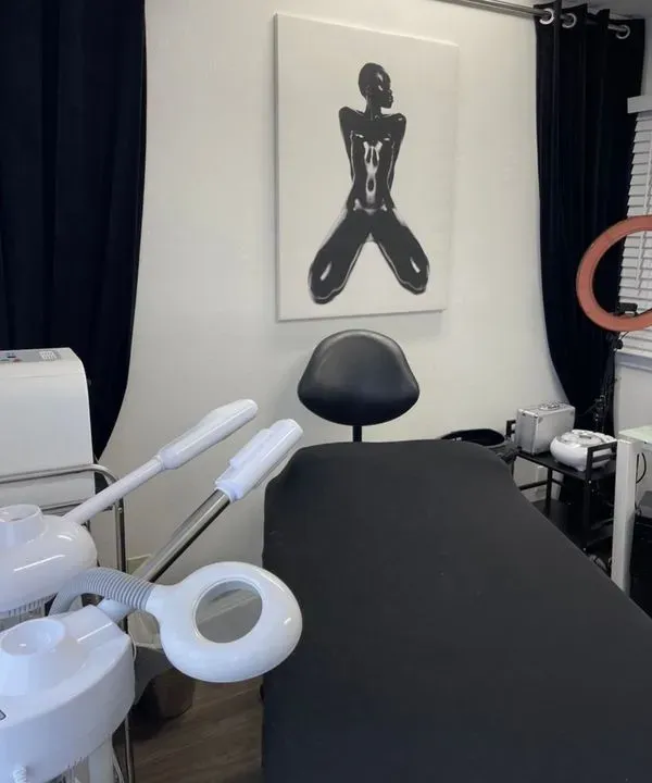 https://cdn.salonspotlight.com/photos/cbAyTZTzQJwyhW1pohHS/c727f31a-8c1c-4f93-99b6-d95abbfa7737_720x720