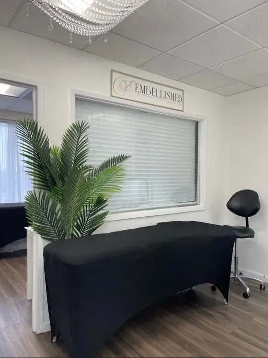 https://cdn.salonspotlight.com/photos/cbAyTZTzQJwyhW1pohHS/e0b29946-1520-4748-abd6-6723fbb171ec_720x720