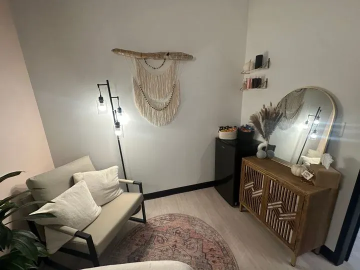 https://cdn.salonspotlight.com/photos/cbTQe439OyMVpFKrhEcJ/57a5ca87-6a30-478c-896c-9ae6667650cc_720x720