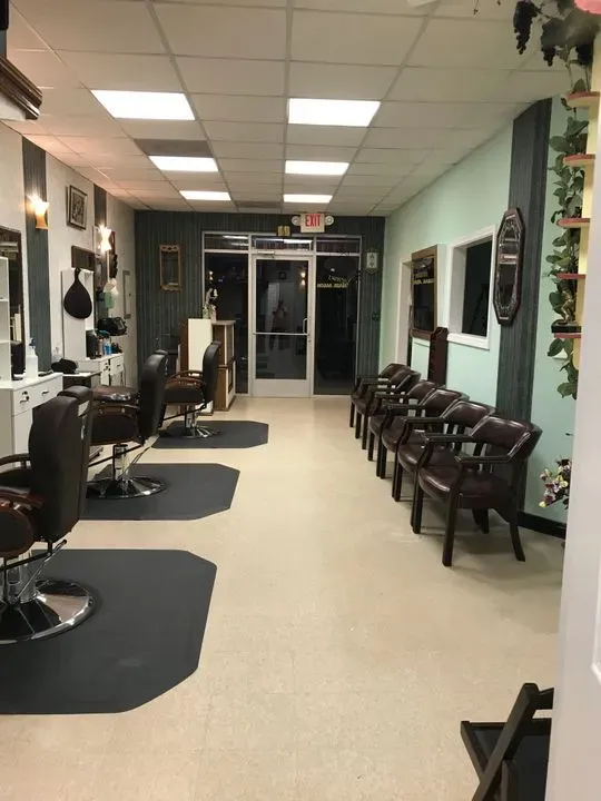 https://cdn.salonspotlight.com/photos/cbvRdlKNYwtoOncjHNHk/8d9f2621-f9cd-4b57-8eef-11adf9b9bf51_720x720