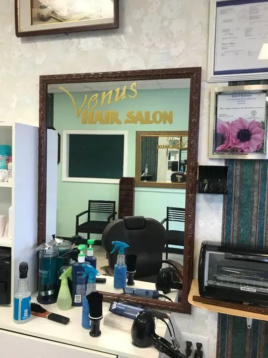 https://cdn.salonspotlight.com/photos/cbvRdlKNYwtoOncjHNHk/d283fe98-728c-451e-9942-4e7f3cef5b4e_720x720