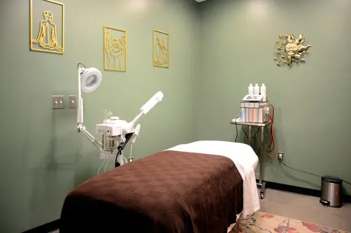 https://cdn.salonspotlight.com/photos/cclfdO7qAGsjC50a2CqG/187c63f3-a964-4012-a7dd-4ce7467522ce_720x720