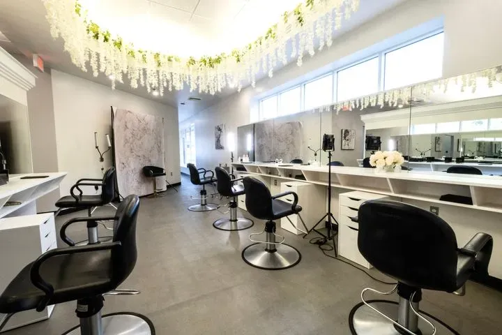 https://cdn.salonspotlight.com/photos/cclfdO7qAGsjC50a2CqG/dac96d0f-de6d-4184-84a9-13eeaf5392a3_720x720