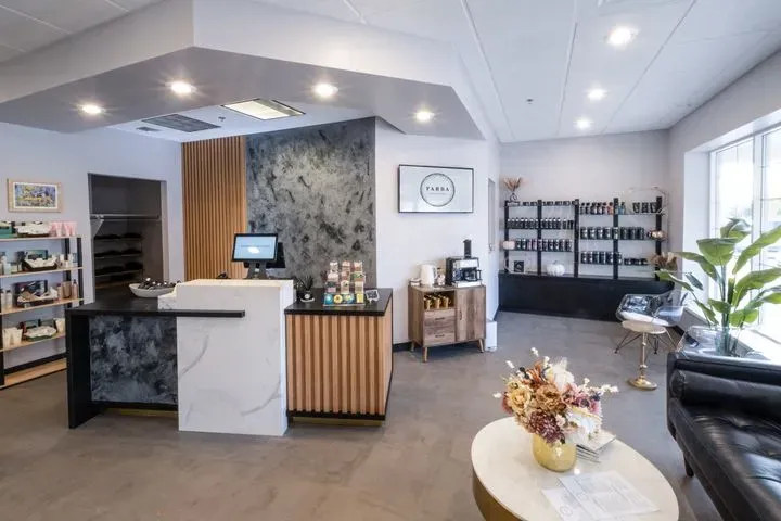 https://cdn.salonspotlight.com/photos/cclfdO7qAGsjC50a2CqG/fec029f3-256d-4246-a7d0-35bb7d4b5c9e_720x720