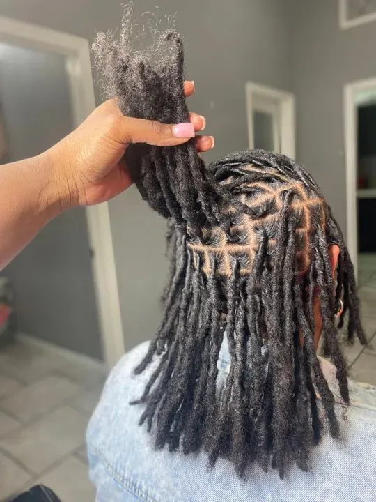 https://cdn.salonspotlight.com/photos/cduHKDmxCpbwUBWezGO4/249a37db-f078-4e73-a0c0-0e45956559c6_720x720