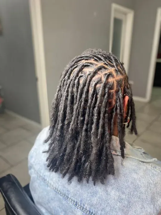 https://cdn.salonspotlight.com/photos/cduHKDmxCpbwUBWezGO4/dc54f9f0-dd63-4aa8-8673-28eceeae6903_720x720