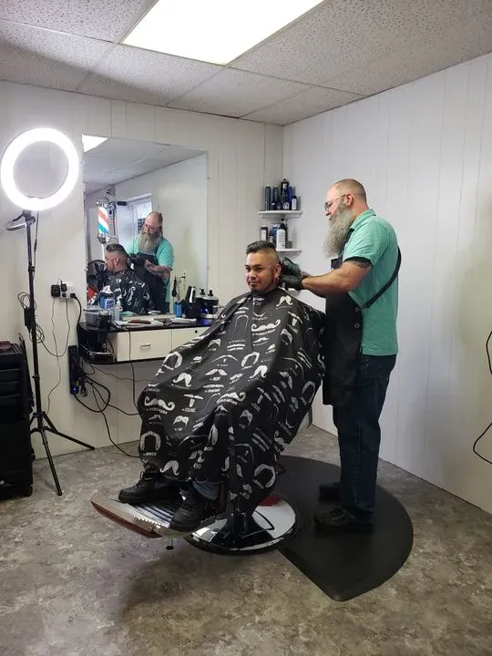 https://cdn.salonspotlight.com/photos/cehNGyVMwBiR46GYEgih/6a9ce459-a051-4631-a8e6-5e46b3319b05_720x720