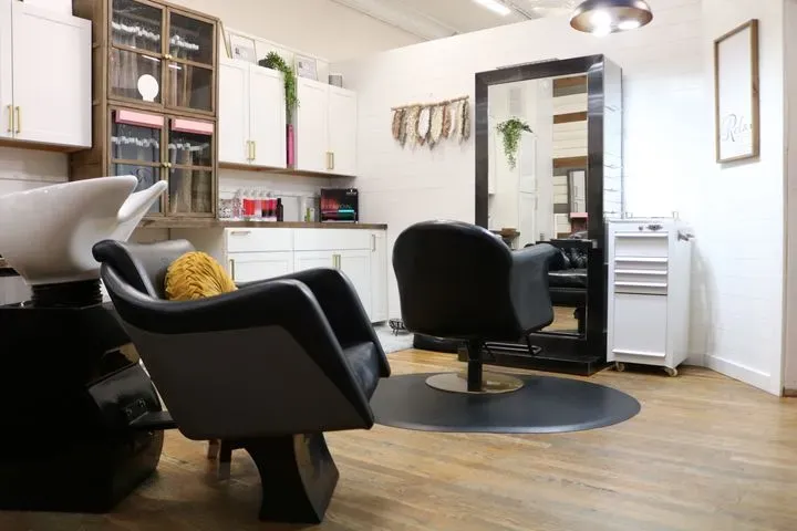 https://cdn.salonspotlight.com/photos/cesylPRLL48pBLN5QRiH/0d8b8966-b300-4f92-8347-e919b41c561c_720x720