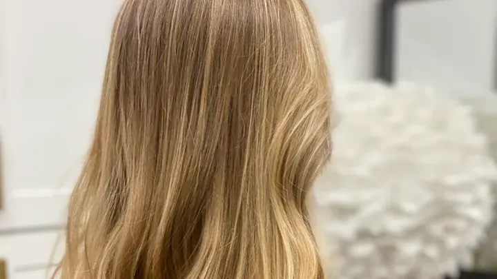 https://cdn.salonspotlight.com/photos/cesylPRLL48pBLN5QRiH/a047d95a-956a-4484-875f-a6c8276af9c2_720x720